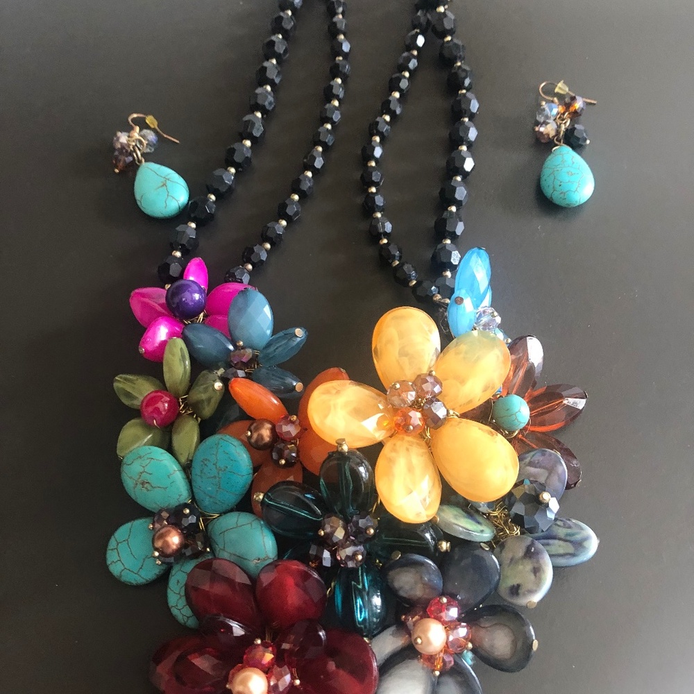 Necklace and earring set. Vintage.